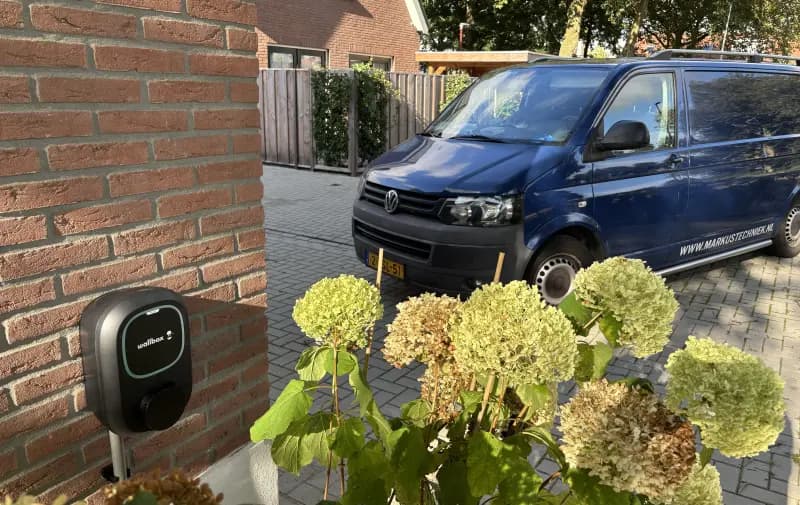 Laadpaal met wallbox en socket
